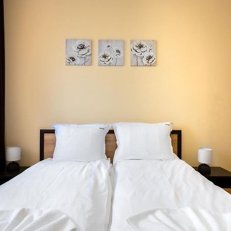 Nomad Haven: 1Bd Flat With Balcony & Desk Apartment София Екстериор снимка